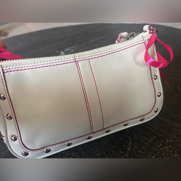 COACH RARE Y2K VINTAGE WHITE DEMI WITH PINK SUEDE HEART AND PINK STITCHING - Picture 4 of 7